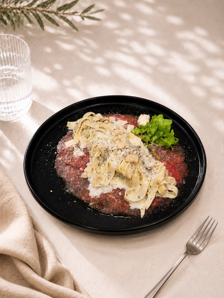 Tagliolini mit Trüffelsauce, frischem Trüffel und Rindercarpaccio